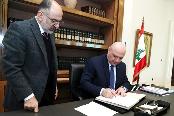 الرئيس العماد جوزف عون موقعا مرسوم تشكيل الحكومة الجديدة (محمود الطويل)