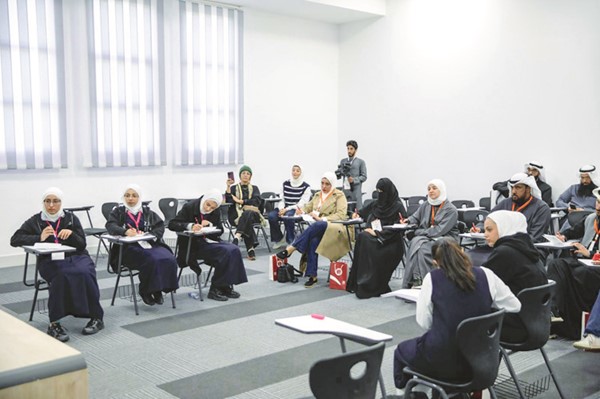 جانب من مشاركة الطالبات في البطولة الوطنية السابعة لمناظرات المدارس باللغة العربية
