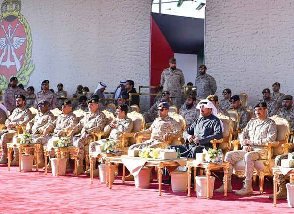 وزير الدفاع الشيخ عبدالله العلي ونائب رئيس الأركان اللواء الركن طيار الشيخ صباح جابر الأحمد وعدد من كبار الضباط القادة لدى تفقد الاستعدادات النهائية لحفل تخريج الدفعة 50 من طلبة كلية علي الصباح العسكرية
