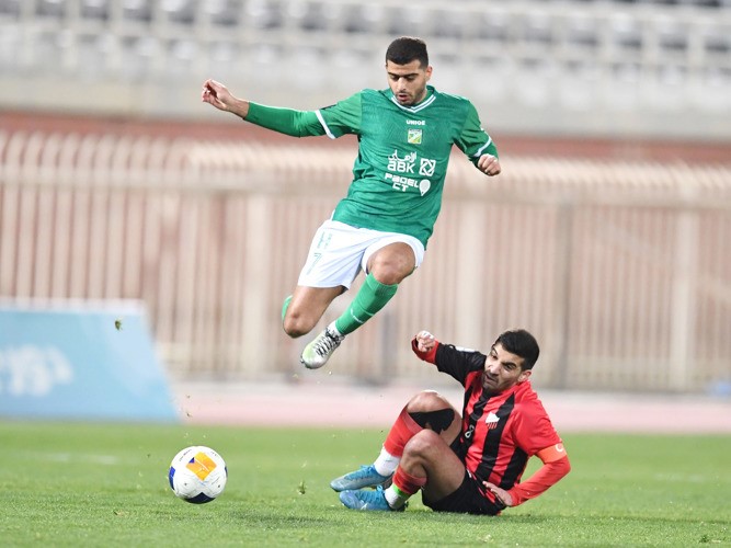 لاعب خيطان سعد المطيري يوقف تقدم لاعب العربي بدر طارق
