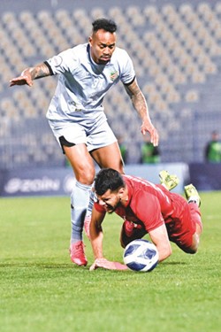 البرازيلي أليكس ليما في كرة مشتركة مع مواطنه فيتور داسيلفا