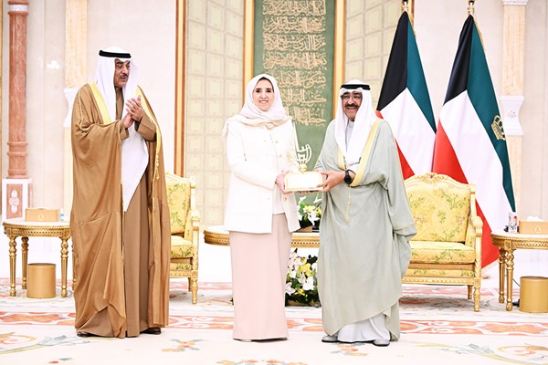 صاحب السمو الأمير الشيخ مشعل الأحمد يتسلم بحضور سمو ولي العهد الشيخ صباح الخالد هدية تذكارية من رئيس مجلس أمناء جائزة سمو الشيخ سالم العلي للمعلوماتية الشيخة عايدة سالم العلي
