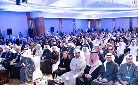 من اليسار الشيخة ادانا الناصر والشيخ طلال العلي ومسعود حيات والشيخ صباح محمد عبدالعزيز وفيصل صرخوه ود.أماني بورسلي ومازن حوا والشيخ أحمد الدعيج