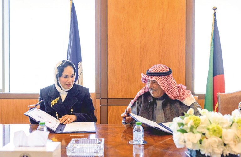 م.دلال النوري ود.أحمد السمدان خلال توقيع اتفاقية التعاون