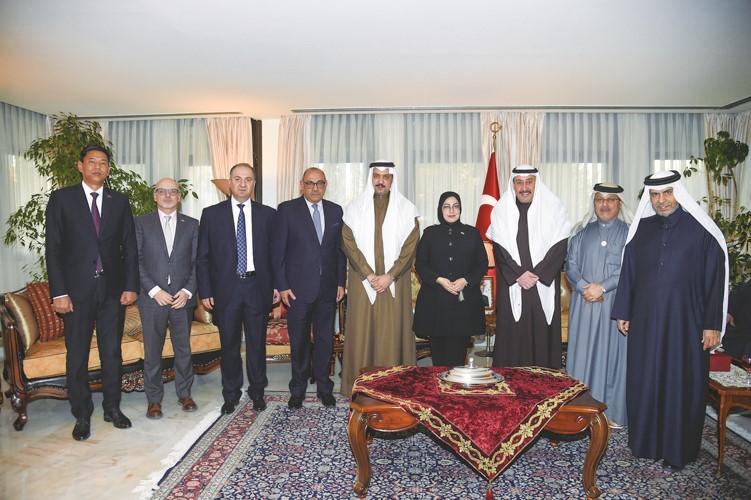 المستشار في الديوان الأميري الشيخ فيصل الحمود والشيخ مبارك العبدالله والسفير البحريني صلاح المالكي والسفير القطري علي بن عبدالله آل محمود والسفير العراقي المنهل الصافي يقدمون واجب العزاء