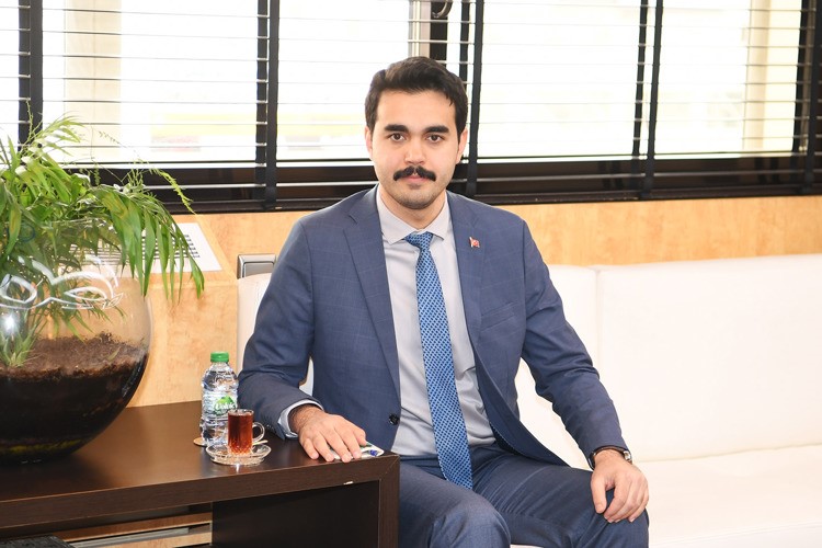 كآن أرتور مسؤول العلاقات العامة بمكتب السفيرة التركية