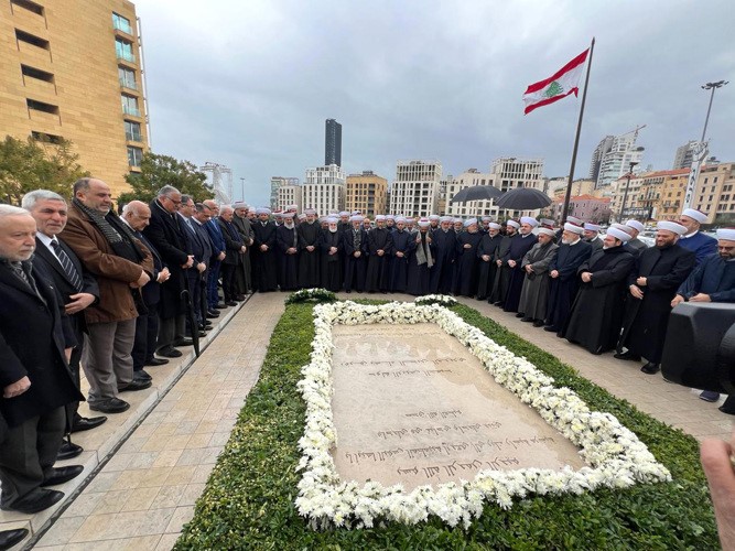 مفتي لبنان الشيخ عبداللطيف دريان ووفد من المفتين والعلماء أمام ضريح الرئيس الشهيد رفيق الحريري بوسط بيروت (محمود الطويل)