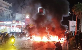 دخان يتصاعد جراء إحراق إطارات وقطع طريق المطار (محمود الطويل)