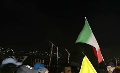 معتصمون على طريق مطار رفيق الحريري الدولي في بيروت (محمود الطويل)