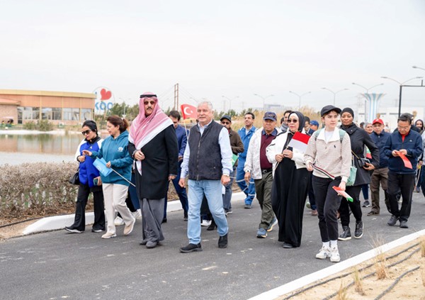   مساعد وزير الخارجية لشؤون آسيا السفير سميح حيات وعميد السلك الديبلوماسي لدى الكويت سفير طاجيكستان زبيدالله زبيدوف