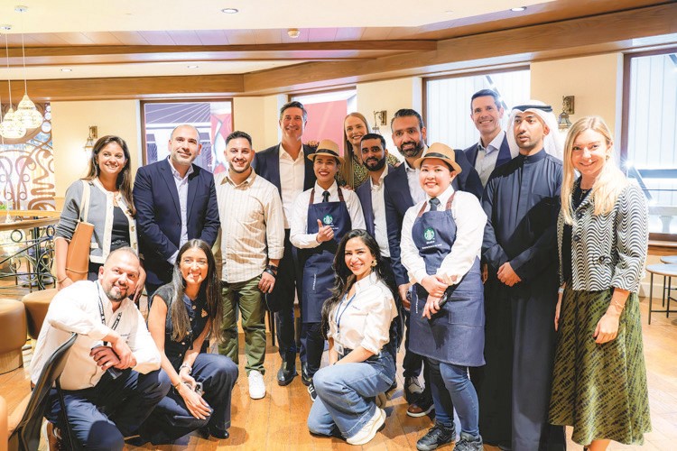 صورة جماعية لفريق عمل المقهى
