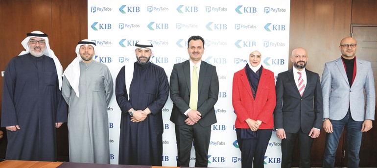 مدير عام إدارة الابتكار الرقمي وذكاء المعلومات في KIB محمد الشريف والمدير العام لـ PayTabs الكويت أنور القناعي في لقطة جماعية خلال توقيع مذكرة التفاهم