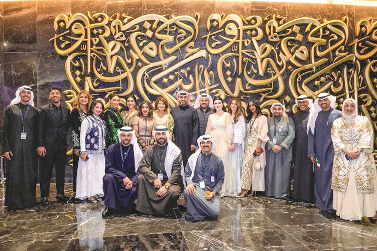 موظفو الوطني في صورة جماعية