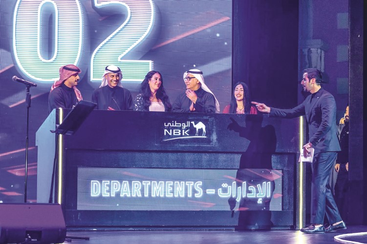صلاح الفليج وسليمان المرزوق خلال مشاركتهما في إحدى المسابقات خلال الحفل