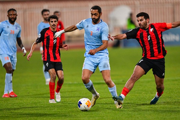  مدافع كاظمة بدر الذكر الله يستحوذ على الكرة قبل مهاجمي خيطان