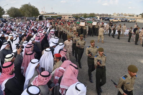 تشييع شهيدي الواجب أحمد فرحان هراط ومساعد ضاحي صالح الشمري في جنازة عسكرية بحضور وزير الدفاع  الشيخ عبدالله العلي وكبار القيادات العسكرية وجمع من المواطنين