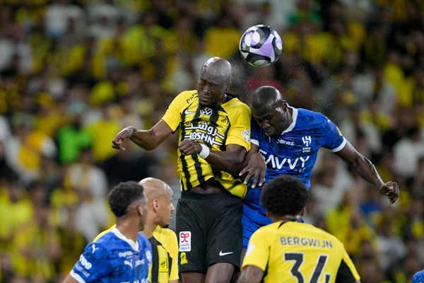 الاتحاد يسحق الهلال برباعية في "كلاسيكو السعودية"