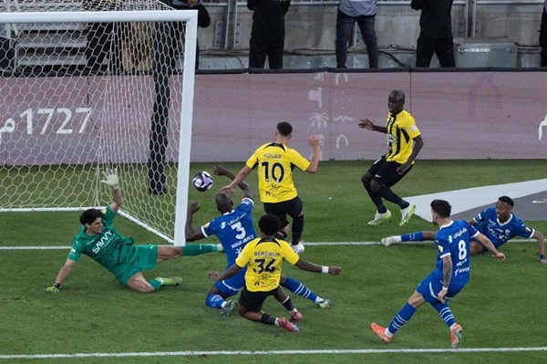 الاتحاد يسحق الهلال برباعية في "كلاسيكو السعودية"