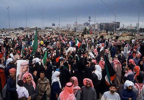 تجمع الشعب الكويتي في ساحة العلم بعد تحرير دولة الكويت 1991