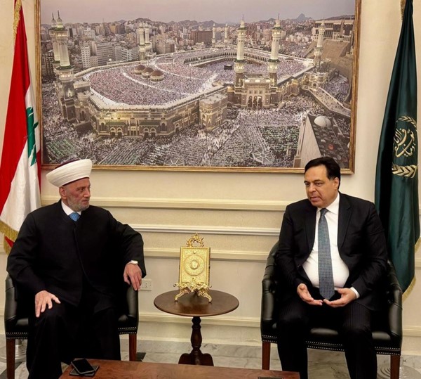 مفتي لبنان سماحة الشيخ عبد اللطيف دريان مستقبلا الرئيس الأسبق للحكومة حسان دياب في دار الفتوى (محمود الطويل)