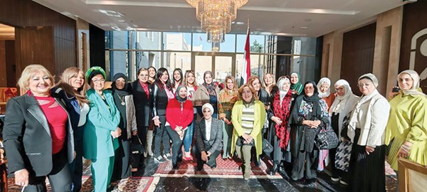 لقطة جماعية لنادية مصطفى مع زوجة السفير المصري بالكويت وأعضاء جمعية أحباء مصر والكويت