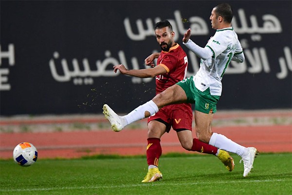 مدافع العربي حمد القلاف يحاول إيقاف لاعب النصر محمد الفارسي