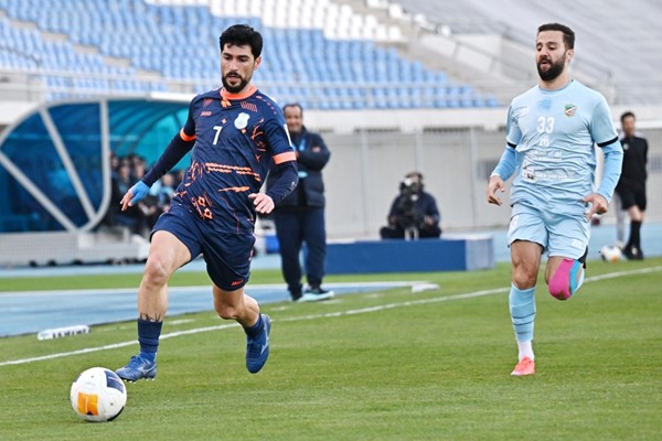مهاجم اليرموك ماريو فونتانيلا ينطلق بالكرة بمتابعة من بدر جمال