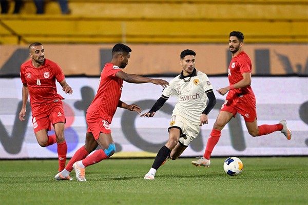  عيد الرشيدي يتقدم بالكرة من مدافع الفحيحيل روبن