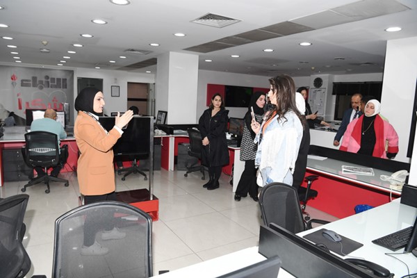 الزميلة دارين العلي تقدم شرحا حول آلية العمل بإدارة التحرير