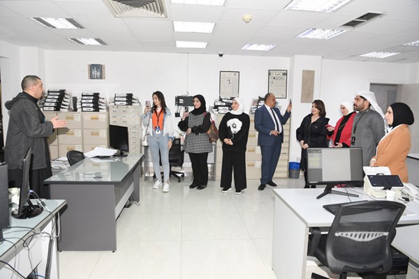 الزميل أحمد الشمري يقدم شرحا حول عمل مركز المعلومات