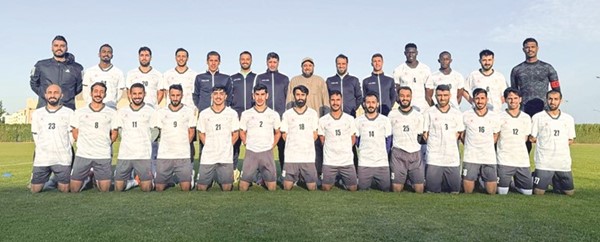 الطاقمان الإداري والفني ولاعبو الجزيرة بالزي الرسمي للنادي