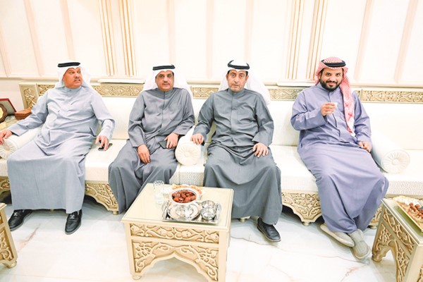 العازمي مع عدد من الحضور