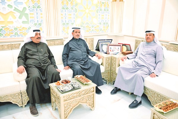 العازمي يتلقى التبريكات