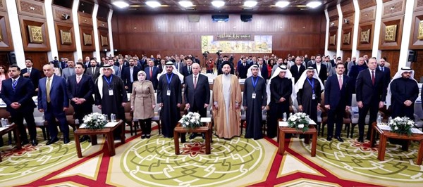  الحضور وقوفا خلال بداية انطلاق أعمال المؤتمر العام الأول للاتحاد الخليجي للإعلام