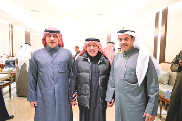 فهد الخنين متوسطا متعب الجلال وسعود الكندري