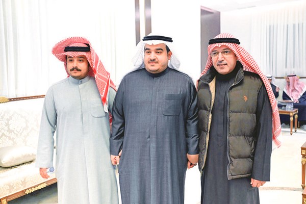الخنين مع مهنئيه