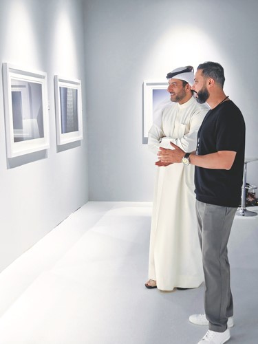 نائب حاكم الشارقة سمو الشيخ سلطان بن أحمد القاسمي يطلع على أعمال المصور الكويتي محمد عوض