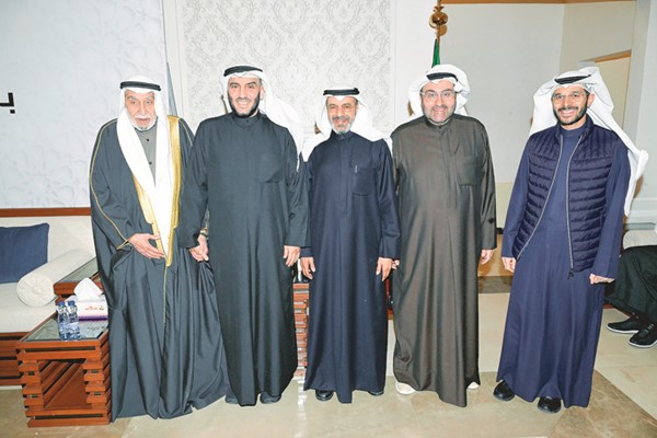 د.ناصر الصانع ود.فلاح الهاجري خلال تقديم التهاني إلى د.خالد المذكور
