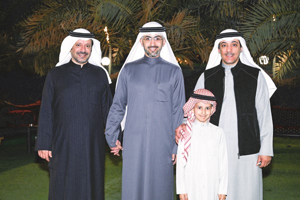 المطيري مع مهنئيه