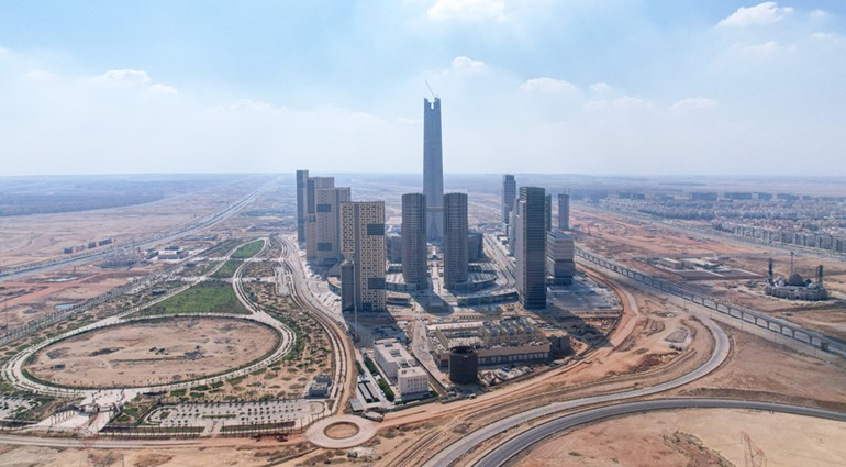 لقطة جوية ملتقطة يوم 28 يونيو 2023 تظهر منطقة الأعمال المركزية بالعاصمة الإدارية الجديدة في مصر التي تقع على بعد 45 كيلومترا شرق القاهرة (نشر عبر شينخوا)