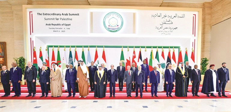 صورة جماعية للرؤساء والملوك والأمراء ورؤساء الوفود العربية والأجنبية المشاركة في قمة القاهرة 	(أ.ف.پ)