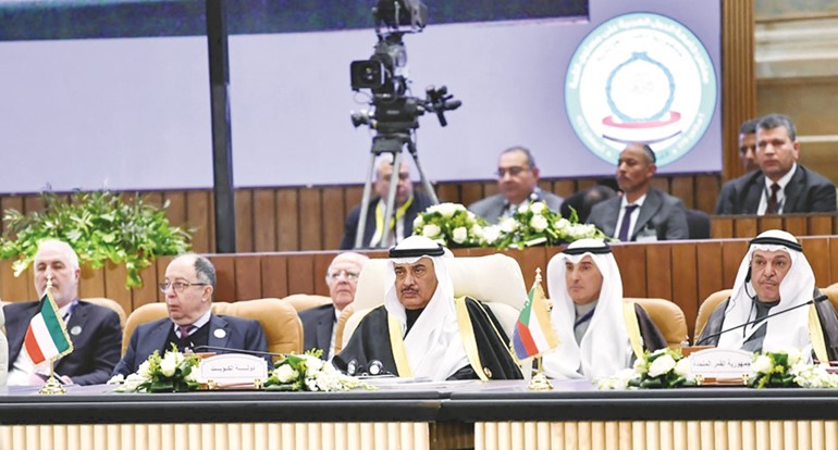 ممثل صاحب السمو الأمير الشيخ مشعل الأحمد سمو ولي العهد الشيخ صباح الخالد مترئسا وفد دولة الكويت خلال القمة العربية غير العادية بمدينة القاهرة ويبدو مندوبنا الدائم لدى الجامعة العربية السفير طلال المطيري