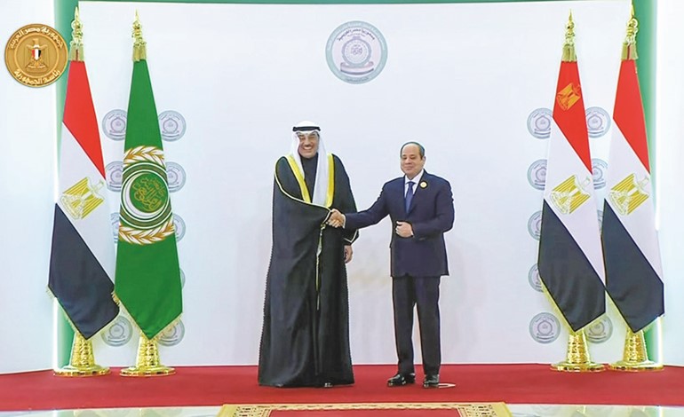 الرئيس المصري عبدالفتاح السيسي مستقبلا ممثل صاحب السمو الأمير الشيخ مشعل الأحمد 
سمو ولي العهد الشيخ صباح الخالد قبيل انعقاد القمة العربية غير العادية