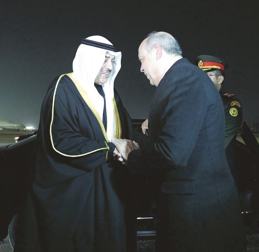 ممثل صاحب السمو الأمير مصافحا وزير الطيران المدني المصري د. سامح الحفني لدى مغادرة سموه