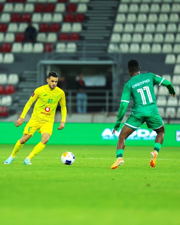 مواجهة بين محترف العربي كريستوفر جون ولاعب السيب العماني علي البوسعيدي