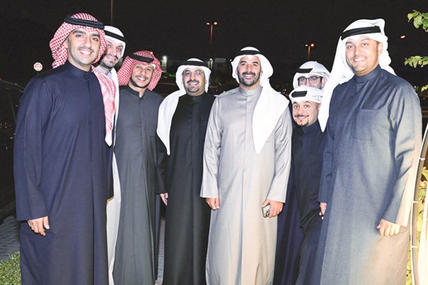 العبدالجادر متوسطا عددا من المباركين