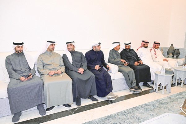 جانب من الحضور في ديوان العبدالجادر