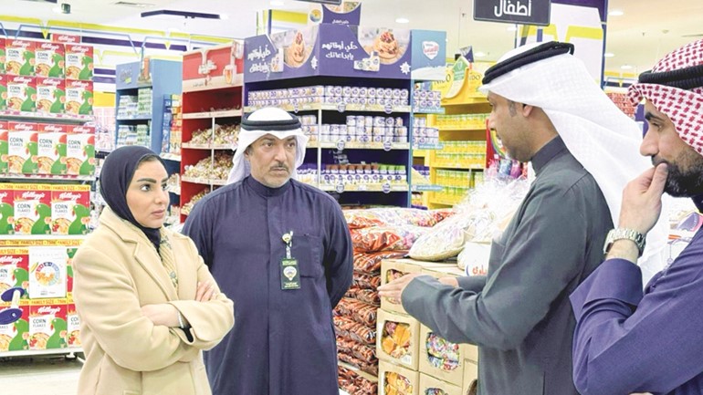 د.أمثال الحويلة خلال جولة على إحدى الجمعيات التعاونية في الجهراء