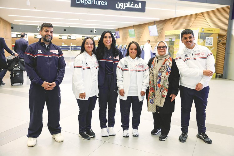 الأبطال المشاركون بالدورة العالمية وممثلو نادي الطموح والطاقم الطبي المرافق