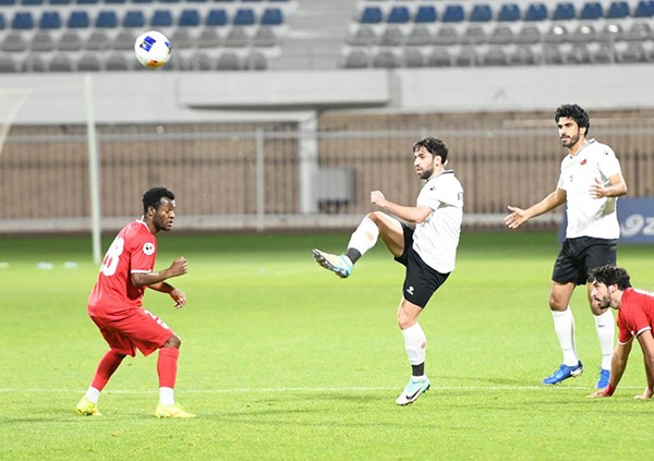 لاعب خيطان زيد زكريا يبعد الكرة تحت أنظار محترف الصليبخات انطونيو دي سيلفا